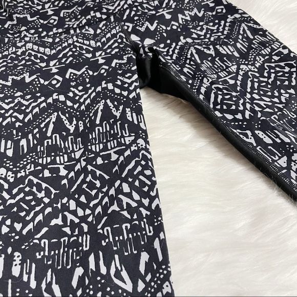 NWT XS Victoria Sport Knockout Crop Leggings Capris Victoria's Secret VSX - Picture 3 of 6